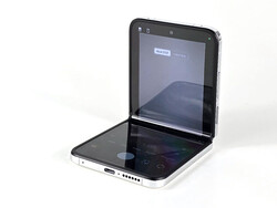 Flex mode, an expanded folded display option known from Samsung, is also supported by the Mix Flip.